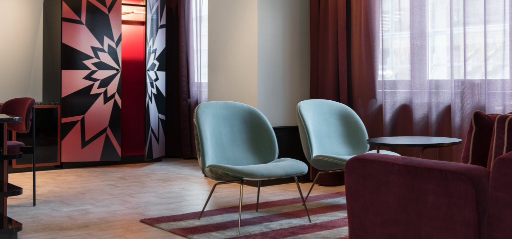 Copyright: : Jimmy Eriksson AB, Tomtebogatan 30, 113 38 Stockholm, +46 703 73 44 29, info@jimmyeriksson.se A relaxing living room area in the junior suite.